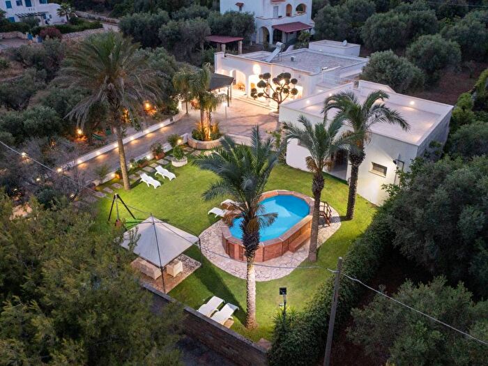 Casa con 5 locali in affitto in Via Ferdinando Magellano, Novaglie, Alessano