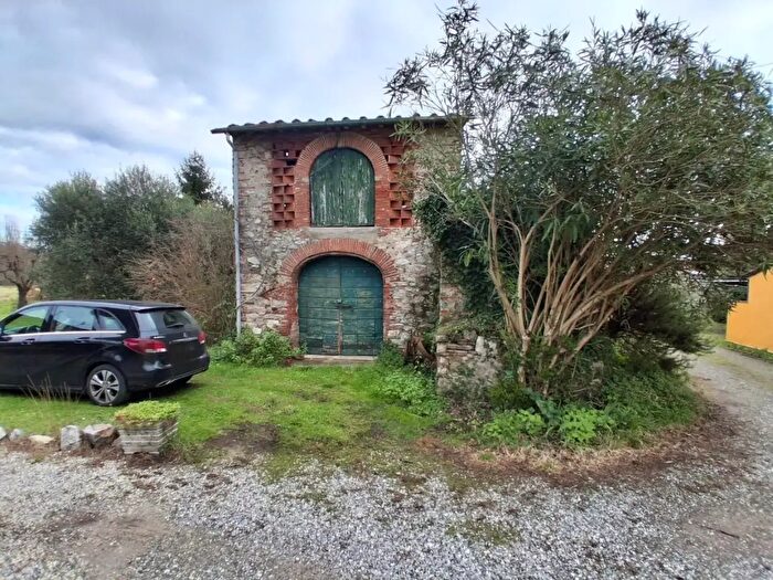 Casa con 6 locali in vendita in Lucca