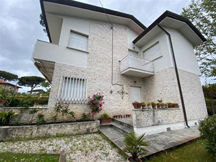 Casa con 6 locali in affitto in Forte Dei Marmi