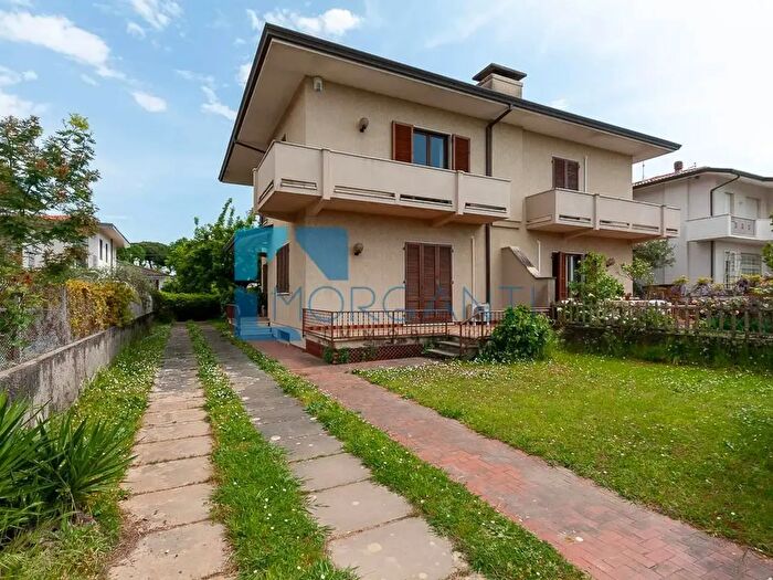 Casa con 5 locali in vendita in Pietrasanta
