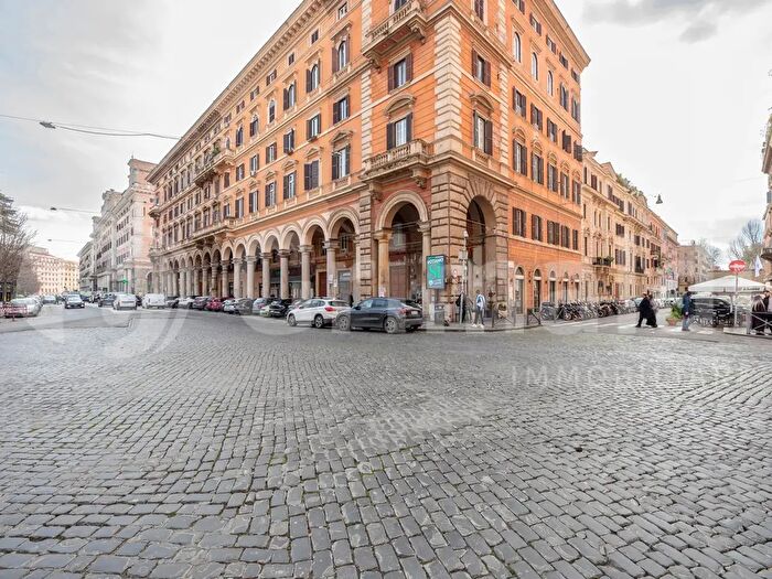 Appartamento quadrilocale in vendita in Piazza Vittorio Emanuele II, Roma