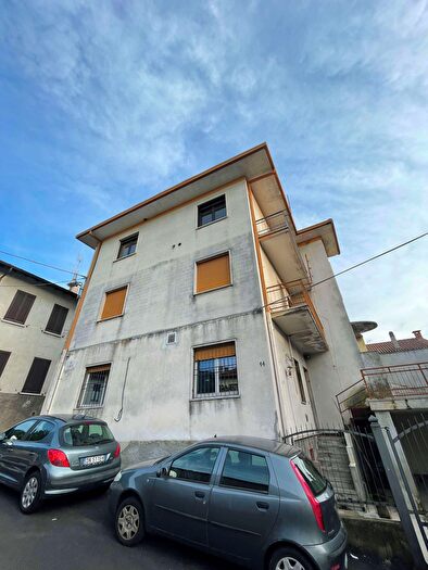 Casa con 9 locali in vendita in Via Buzzi, Gavirate