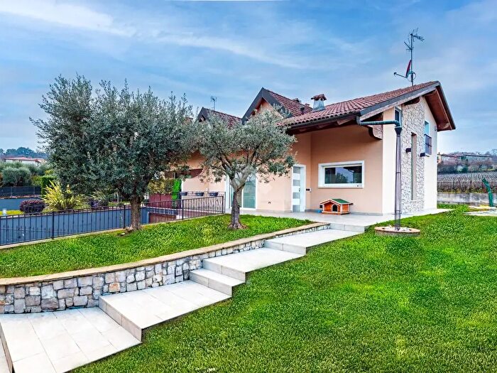 Casa con 5 locali in vendita in Via Don Giuseppe Ferrari, Adro