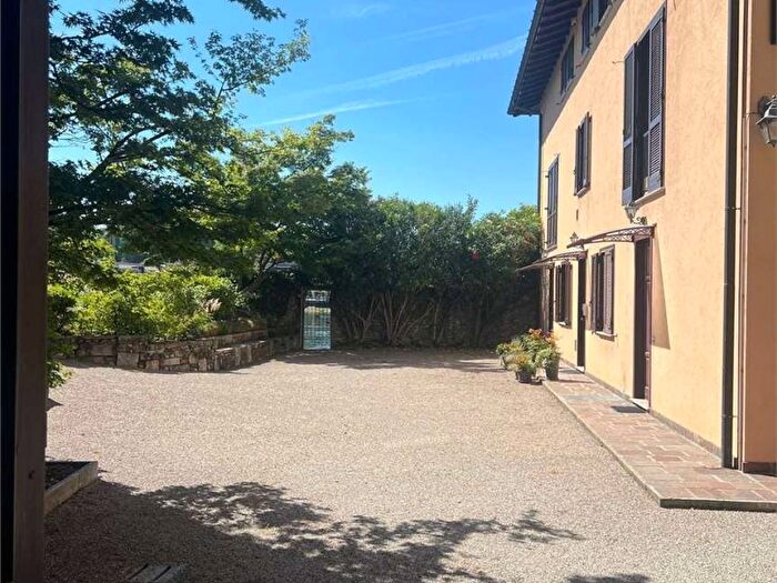 Appartamento bilocale in affitto in Piazza Federico Berera, Centro, Sesto Calende