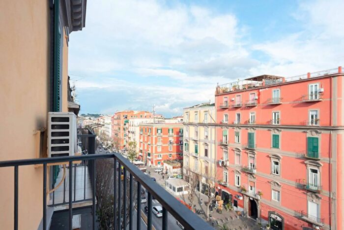 Appartamento con 7 locali in vendita in Via Foria Napoli, Napoli