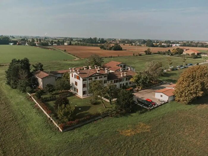 Appartamento quadrilocale in vendita in Via Parenza Alta, Borgo Virgilio