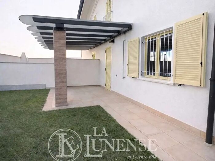 Casa quadrilocale in vendita in Carrara