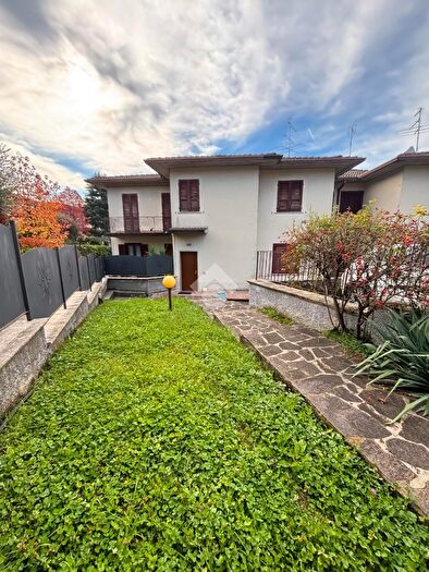 Appartamento quadrilocale in vendita in Via S Francesco dAssisi, Monticelli Brusati