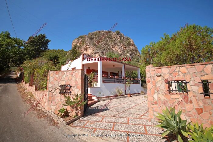 Casa quadrilocale in vendita in Altavilla Milicia