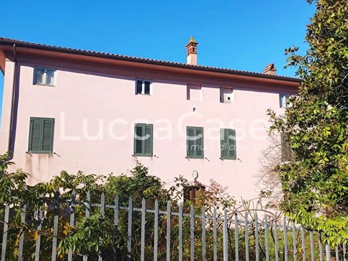 Casa con 8 locali in vendita in Capannori