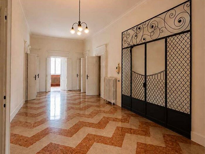 Appartamento con 6 locali in affitto in Via Raimondo Franchetti, Centro Storico, Reggio Emilia