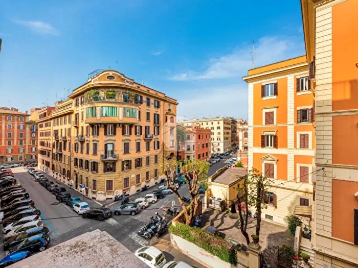 Appartamento trilocale in vendita in Via Alberico II, Roma