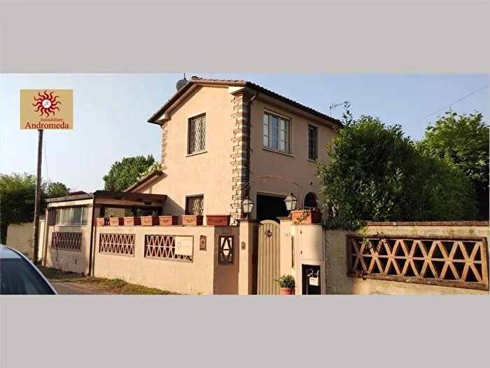 Casa con 6 locali in vendita in Forte Dei Marmi