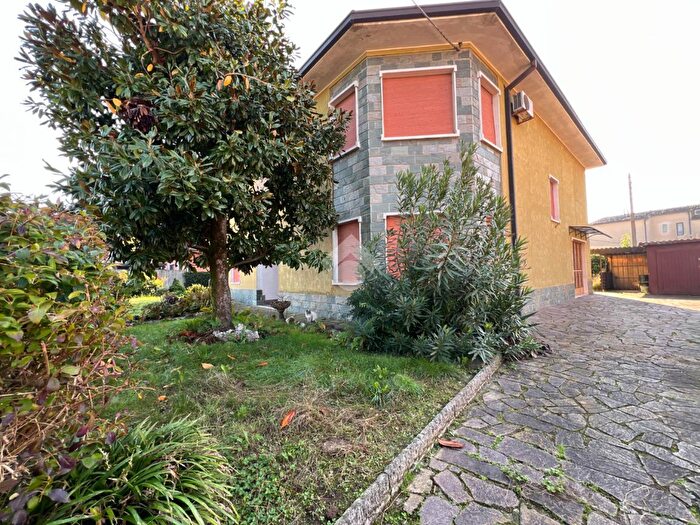 Casa con 7 locali in vendita in Via XXV Aprile, Verolanuova