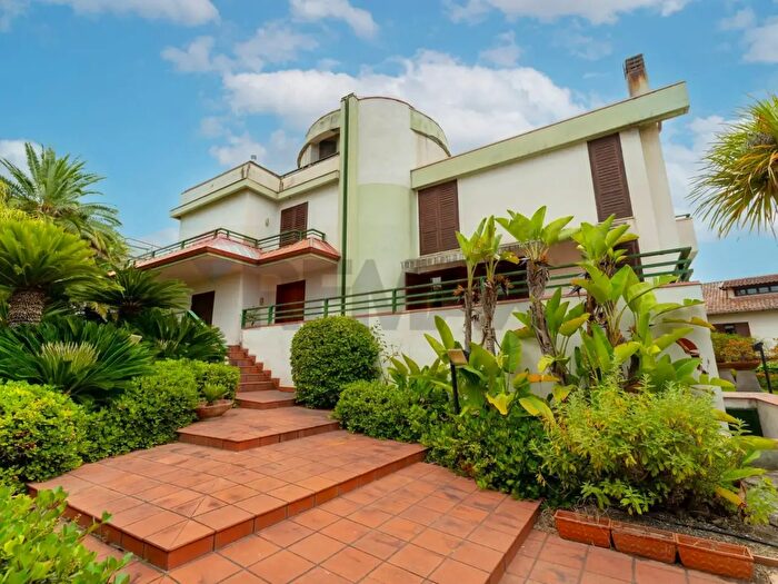 Casa con 18 locali in vendita in Piazza Vulcano, Carlentini