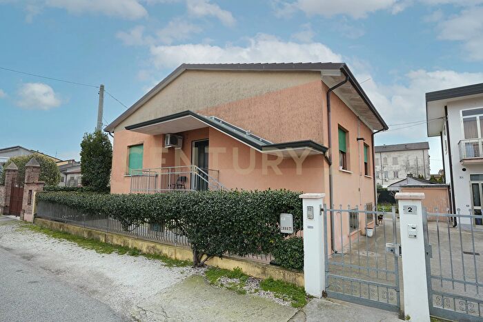 Casa con 11 locali in vendita in Via Monte Carega B, Cerea