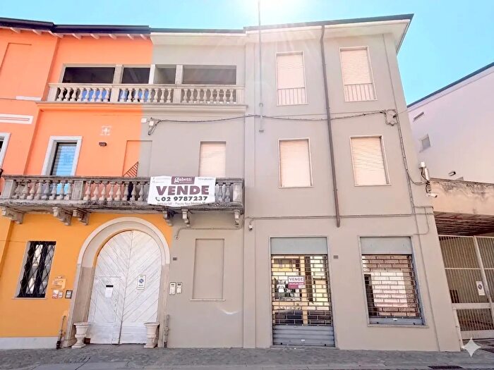 Casa con 7 locali in vendita in Piazza San Martino, Inveruno