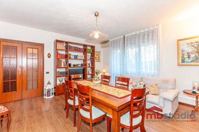 Appartamento trilocale in vendita in Via Montello, Tradate