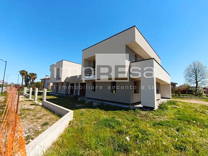 Casa quadrilocale in vendita in Via Olimpia, Paese