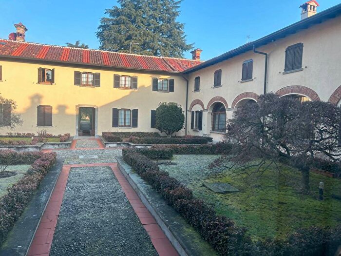 Appartamento con 6 locali in affitto in Via Stanga Busca, Costa Lambro, Carate Brianza