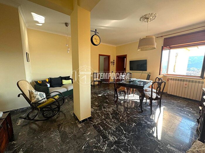 Appartamento trilocale in vendita in Via Diocleziano, Napoli