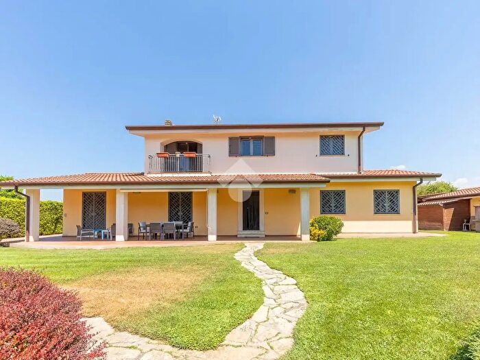 Casa con 8 locali in vendita in Via Latina, Colleferro