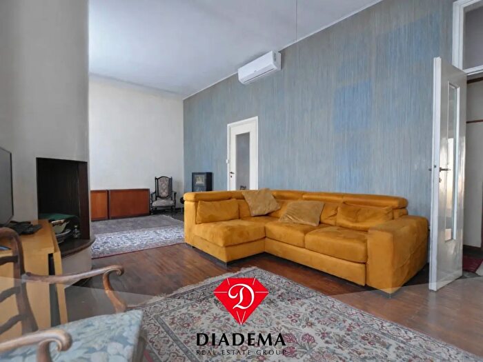 Appartamento con 6 locali in vendita in Via Giuseppe Castelli, Gallarate