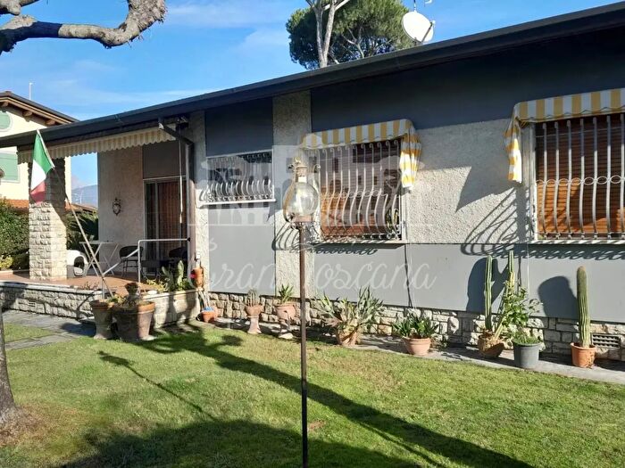 Casa con 7 locali in vendita in Forte Dei Marmi