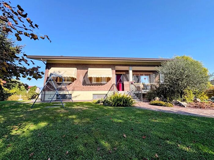 Casa con 10 locali in vendita in Brugnera