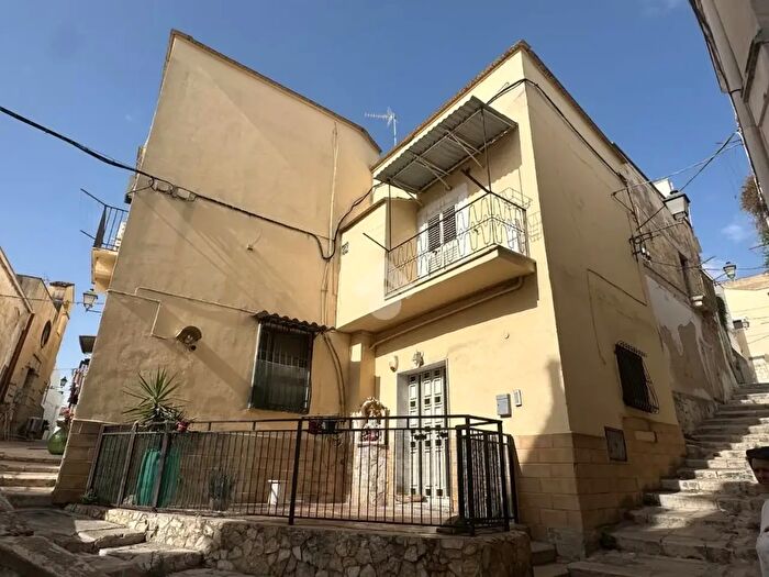 Appartamento con 6 locali in vendita in Via Santa Caterina, Canosa Di Puglia