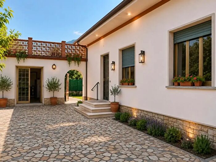 Casa con 9 locali in vendita in Via Naveri, Seravezza