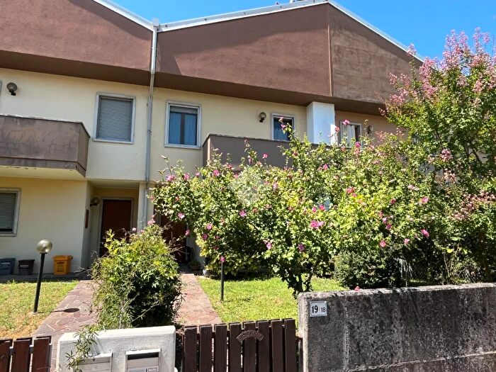 Casa quadrilocale in vendita in Via VMonti, Pasian Di Prato