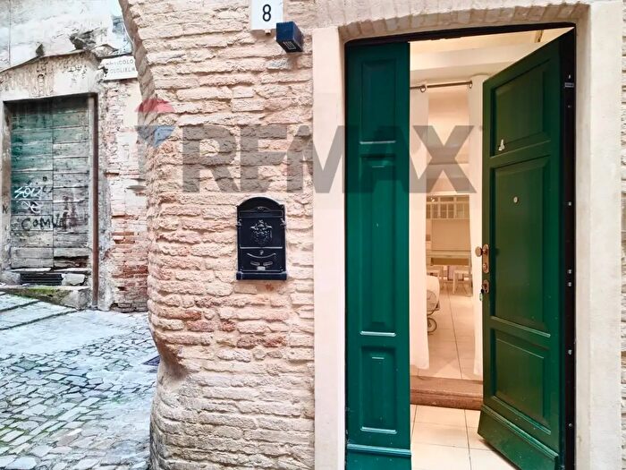 Appartamento bilocale in vendita in Vicolo Guglielmi, Jesi