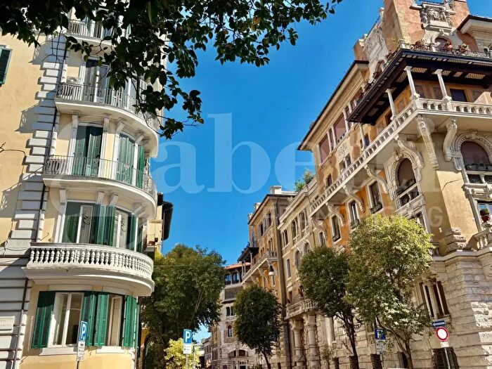 Appartamento con 5 locali in vendita in Via Brenta, Roma