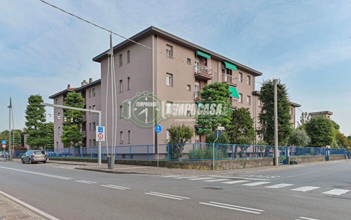 Appartamento quadrilocale in vendita in Corso Europa, Levate