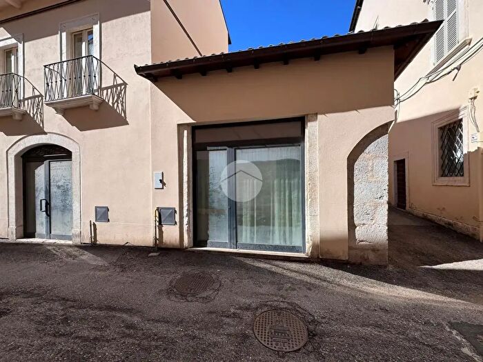 Appartamento bilocale in vendita in Locale Commerciale Via Santa Giusta, LAquila