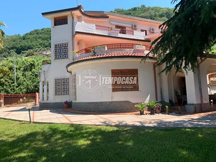 Casa con 9 locali in vendita in Contrada Rosaniti, Vibo Valentia