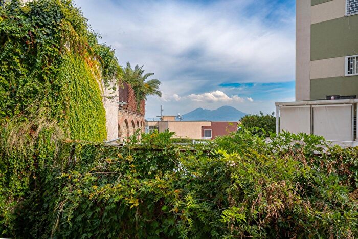 Appartamento quadrilocale in vendita in Via Tito Maccio Plauto, Napoli