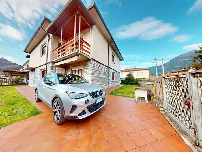 Casa con 11 locali in vendita in Camaiore