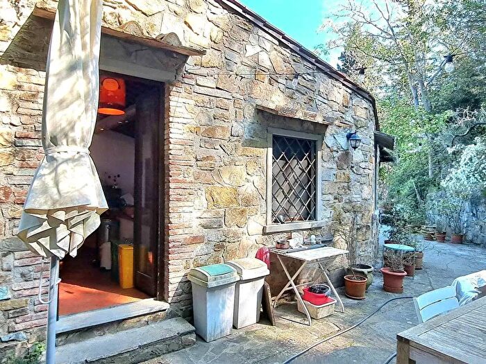 Appartamento con 6 locali in affitto in Fiesole