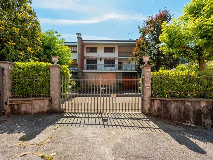 Appartamento con 6 locali in vendita in Via Lucrezio Caro, Moncalieri