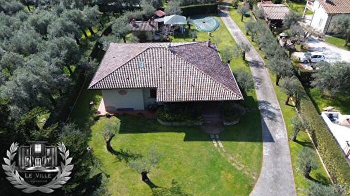 Casa quadrilocale in vendita in Via Foccola, Seravezza