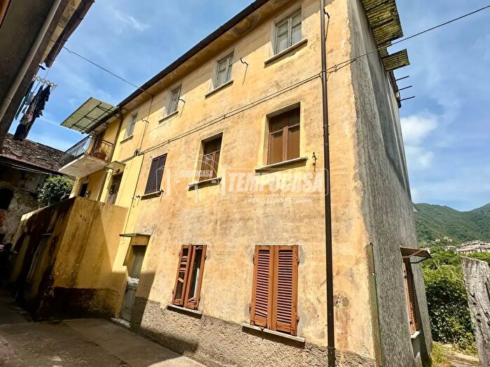 Casa con 9 locali in vendita in Via Felice Cavallotti, Massa