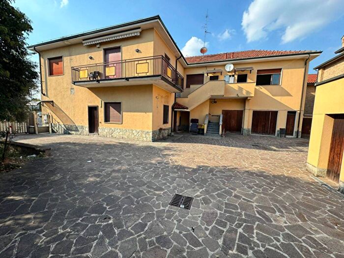 Casa con 6 locali in vendita in Via Roma, Cesate