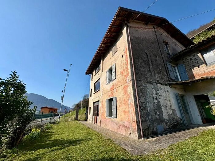 Casa con 12 locali in vendita in Via Provinciale, Albino