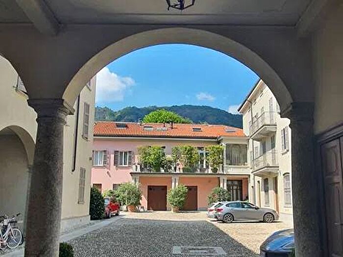 Appartamento trilocale in affitto in Via Alessandro Volta, Centro Storico, Como