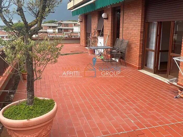 Appartamento con 6 locali in vendita in Via Magliano, Massa