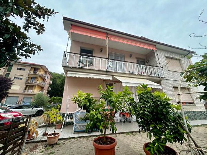 Casa con 6 locali in vendita in Via Provinciale, Prasco