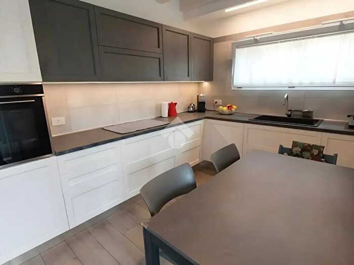 Appartamento trilocale in vendita in Via Francesco Baracca, Verona