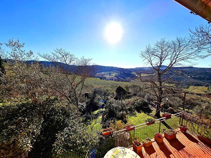 Casa con 8 locali in vendita in Scandicci